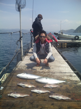 背面釣法のT谷（後ろにヨネ）